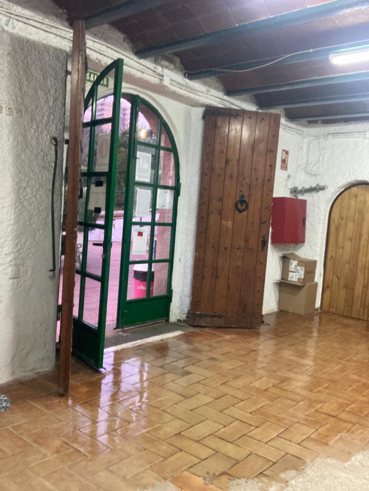 Entrada interior con suelo recién fregado, limpio, brillante y preparado para su uso diario